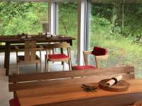 テーブル, 床, 木, 室内 が含まれている画像

自動的に生成された説明