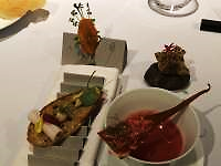 食べ物, テーブル, 皿, 室内 が含まれている画像

自動的に生成された説明