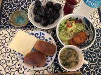 テーブル, 食べ物, 皿 が含まれている画像

自動的に生成された説明