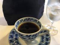 カップ, コーヒー, テーブル, 食べ物 が含まれている画像

自動的に生成された説明