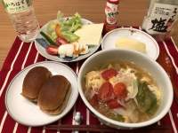 食べ物, テーブル, 皿, 室内 が含まれている画像

自動的に生成された説明
