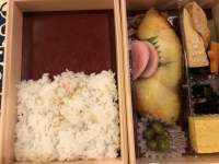 箱, 食べ物, 容器 が含まれている画像

自動的に生成された説明