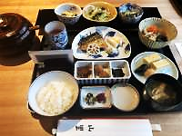 テーブル, 食べ物 が含まれている画像

自動的に生成された説明