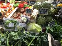 食べ物, 野菜, 市場, 室内 が含まれている画像

自動的に生成された説明