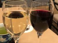 ワイン, メガネ, テーブル, 飲料 が含まれている画像

自動的に生成された説明