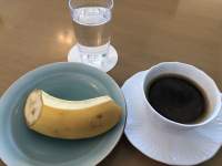 カップ, コーヒー, テーブル, ドーナツ が含まれている画像

自動的に生成された説明