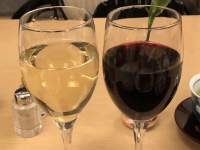 テーブル, ワイン, メガネ, カップ が含まれている画像

自動的に生成された説明