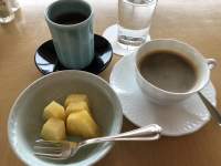 カップ, コーヒー, テーブル, 食品 が含まれている画像

自動的に生成された説明