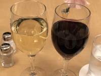 テーブルの上にあるワイングラス

自動的に生成された説明