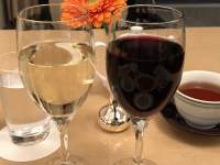 テーブルの上のワイングラス

自動的に生成された説明