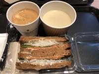 トレイの上にサンドイッチとスープ

自動的に生成された説明
