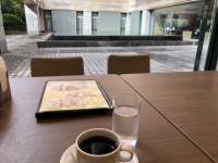 テーブル, 屋内, コーヒー, 座る が含まれている画像

自動的に生成された説明