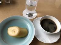 皿の上に置かれたコーヒーカップ

中程度の精度で自動的に生成された説明