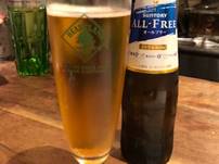 ビール瓶とグラスに入ったビール

自動的に生成された説明