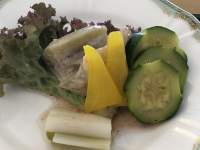 皿の上の肉と野菜のサンドイッチ

自動的に生成された説明