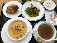 食事の入った様々な種類のスープ

自動的に生成された説明