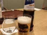 ビール瓶とグラスに入った飲み物

中程度の精度で自動的に生成された説明