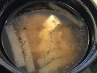 フライパンの中のスープ

低い精度で自動的に生成された説明