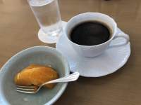 皿の上にあるコーヒー

自動的に生成された説明