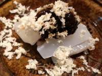 クリームとチョコレートケーキ

中程度の精度で自動的に生成された説明