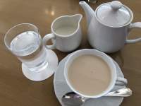 テーブルの上に置かれたコーヒーカップ

中程度の精度で自動的に生成された説明