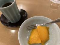 皿の上に置いているコーヒーとスプーン

低い精度で自動的に生成された説明