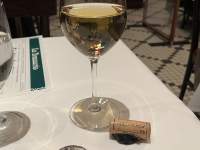 皿の上にあるワイングラス

中程度の精度で自動的に生成された説明