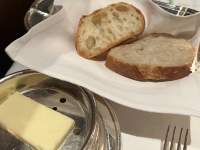 皿の上のパン

中程度の精度で自動的に生成された説明