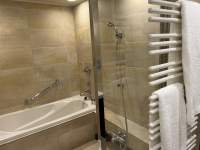 シャワールームがある

低い精度で自動的に生成された説明
