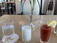テーブルに置かれたビールの入ったグラス

中程度の精度で自動的に生成された説明