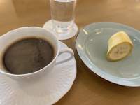 テーブルの上にあるコーヒー

中程度の精度で自動的に生成された説明