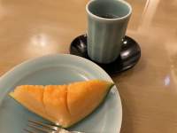 皿の上のオレンジとコーヒー

中程度の精度で自動的に生成された説明