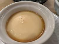 皿の上に置かれたスープの入った白いカップ

低い精度で自動的に生成された説明
