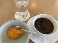 テーブルの上にあるコーヒー

低い精度で自動的に生成された説明