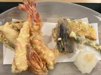 食品, テーブル, 屋内, 天ぷら が含まれている画像

自動的に生成された説明