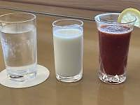 テーブルの上の飲み物が入ったグラス

低い精度で自動的に生成された説明