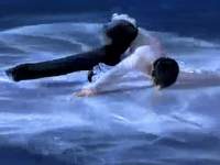 波の上で横たわっている男

中程度の精度で自動的に生成された説明