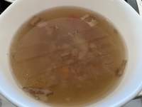 皿の上にあるスープ

中程度の精度で自動的に生成された説明