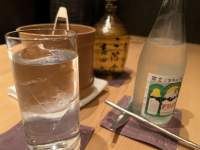 テーブルの上の飲み物が入ったグラス

低い精度で自動的に生成された説明