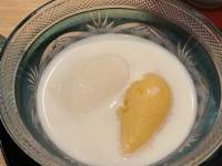 皿の上にある卵

中程度の精度で自動的に生成された説明