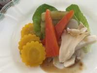 皿の上の野菜と肉の料理

自動的に生成された説明
