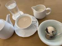 皿の上に置かれたコーヒーカップ

低い精度で自動的に生成された説明