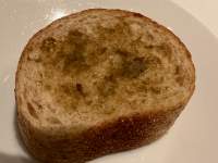 皿の上の丸いパン

中程度の精度で自動的に生成された説明
