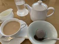 テーブルの上に置かれたコーヒーカップ

低い精度で自動的に生成された説明
