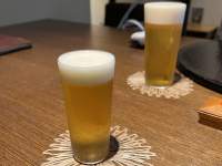 テーブルの上にあるビール

中程度の精度で自動的に生成された説明
