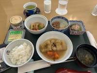 テーブルの上にある数種類のスープ

中程度の精度で自動的に生成された説明