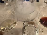 ワインの入ったグラス

中程度の精度で自動的に生成された説明