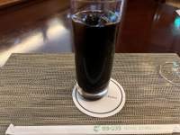 テーブルに置かれたワインボトルとグラス

自動的に生成された説明