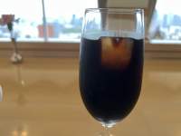 ワイングラスに入った飲み物

中程度の精度で自動的に生成された説明