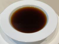 皿の上にあるスープ

中程度の精度で自動的に生成された説明